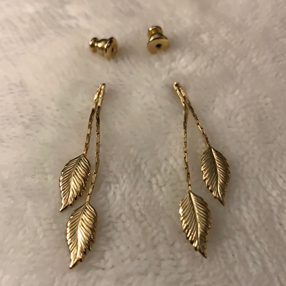 Jewelry - Delicate dainty gold tone leaf earrings